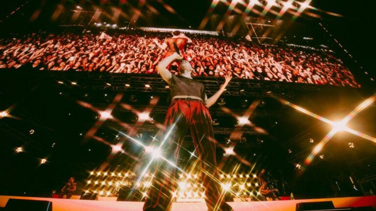 Wos presenta su cuarto disco «Descartable, una película en vivo»