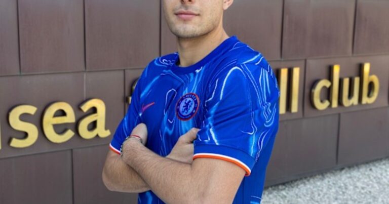 Anselmino fue presentado oficialmente por el Chelsea