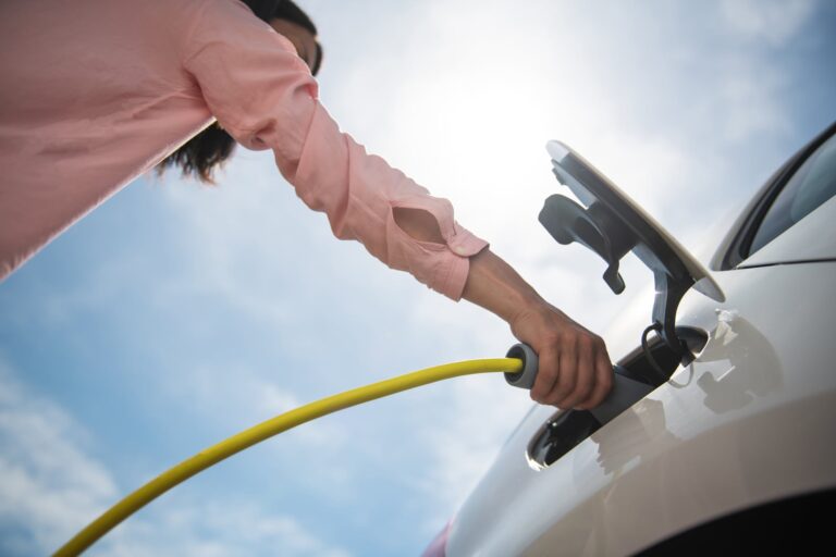 Tengo un auto eléctrico: qué hacer si se queda sin batería