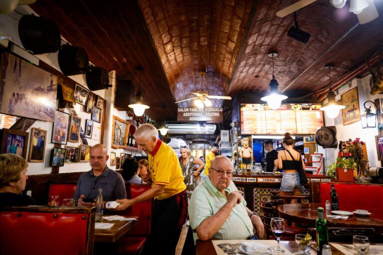Un clásico de Recoleta. El bodegón famoso por sus empanadas, ubicado entre restaurantes de lujo, con precios accesibles