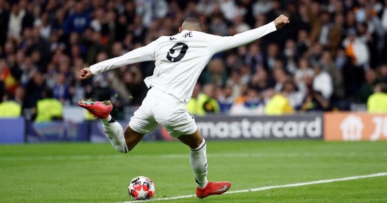 El insólito error del arquero del Salzburgo que terminó en gol de Mbappé