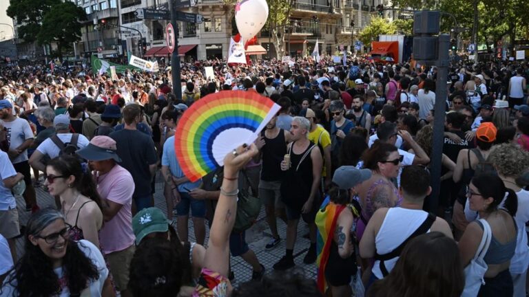 Multitudinaria y pacífica: así fue la Marcha Federal del Orgullo Antifascista y Antirracista LGBT