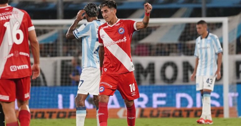 Racing pierde con Argentinos que se sube a la cima de la Zona A