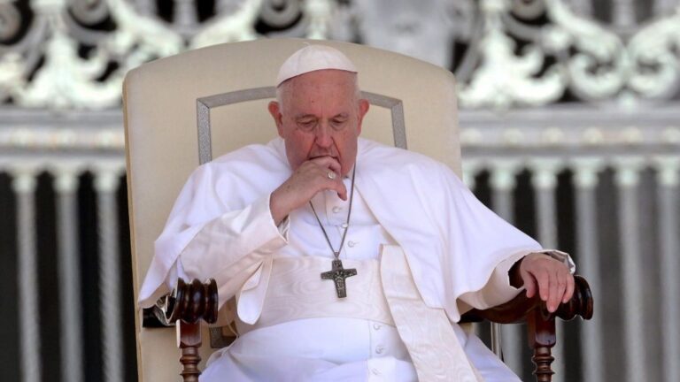 Salud del papa Francisco: «Presenta una leve mejoría», según el último parte médico