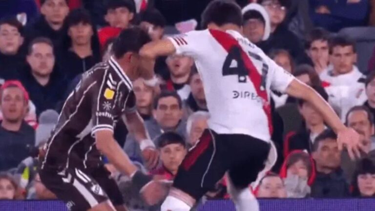 Polémica en el Monumental: el codazo no sancionado al juvenil de River que debutó