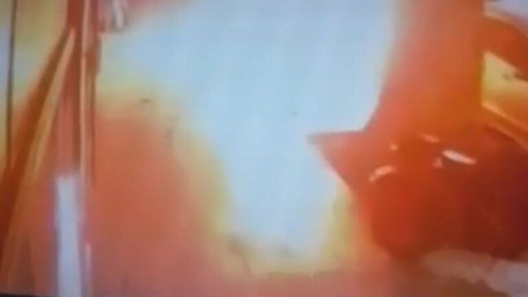 Así quemaron dos autos en Villa del Parque: el hombre es intensamente buscado