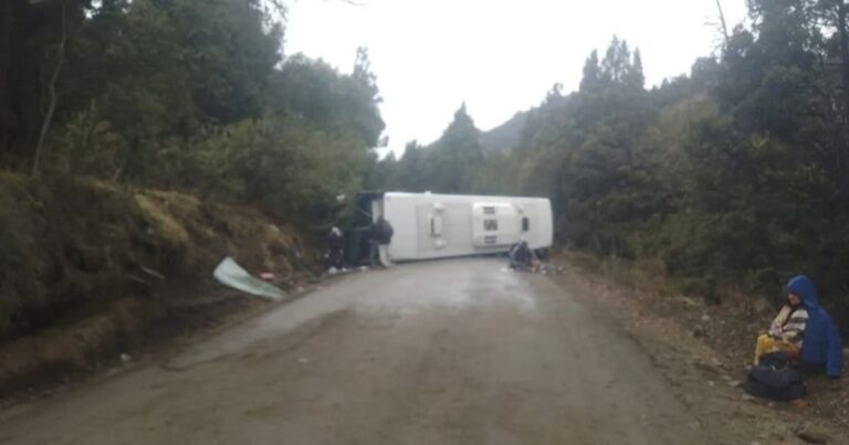 Dramático vuelco de un micro con turistas en Villa Traful: hay 20 heridos y cortaron la ruta