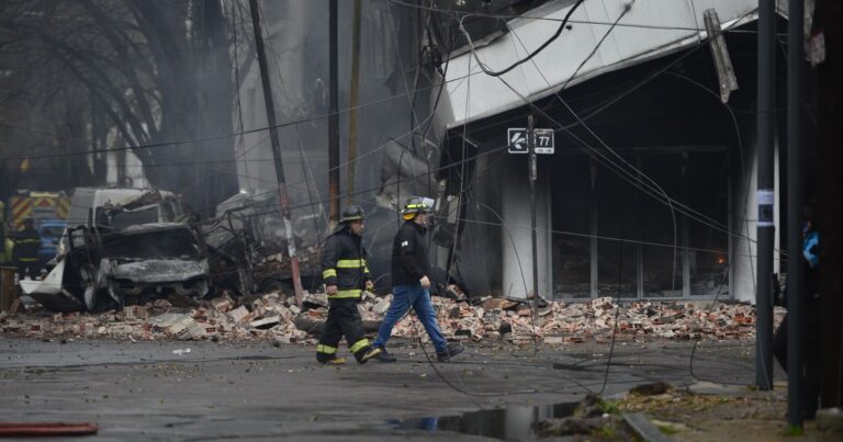 Incendio en La Plata: el depósito que se derrumbó estaba clausurado y abren una causa penal