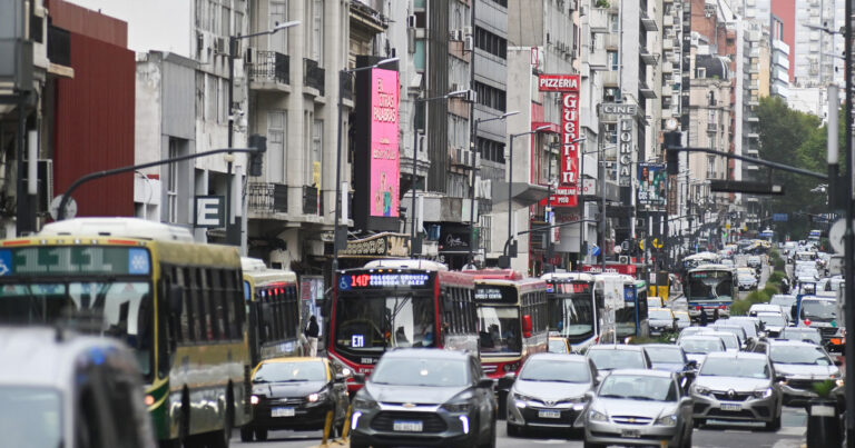 El Gobierno dice que se normalizará la entrega de chapas patentes a partir de septiembre