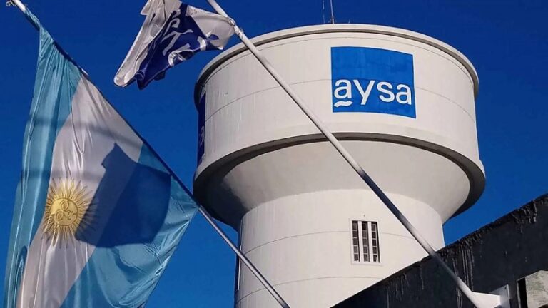 Javier Milei, como Menem en los 90, anunció la privatización de AySA