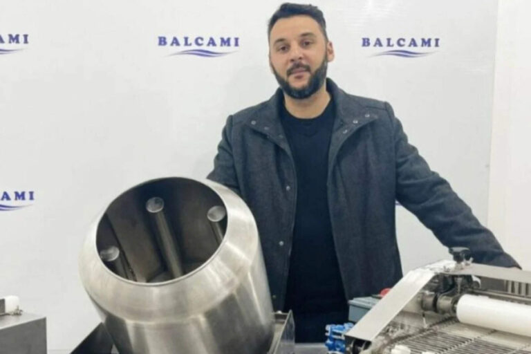 Héroe total: un ingeniero cordobés creó una máquina para hacer milanesas