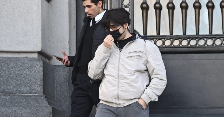 Residencias médicas: el médico ecuatoriano de los lentes rindió de nuevo el examen