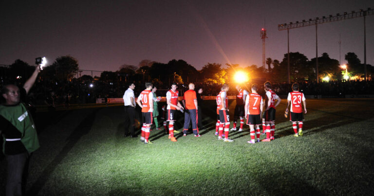 Se hizo la luz: el bizarro recuerdo de River en la cancha donde jugará el jueves vs. Libertad