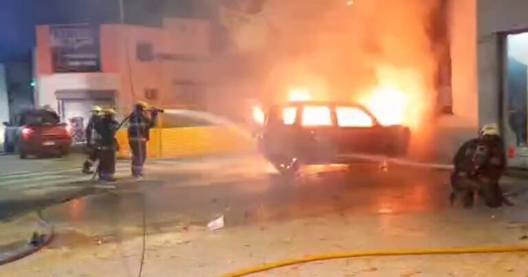 Tres adolescentes escapaban a contramano con un auto robado y chocaron contra una casa en Villa Soldati: el video del impactante incendio