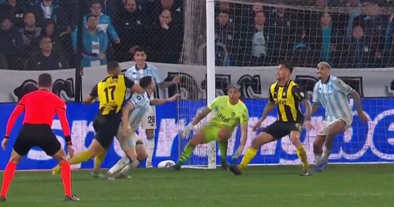 El fuerte reclamo de un jugador de Peñarol por el polémico penal a Racing: «Me cobra falta a mí y no tuve nada que ver»