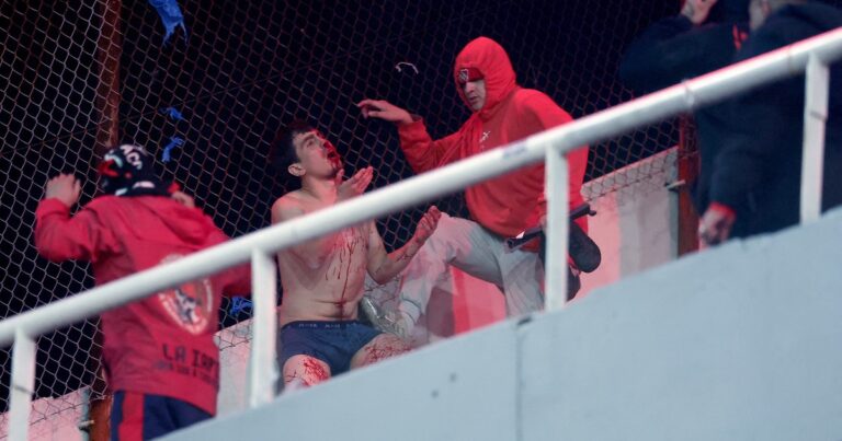 Luego de los graves incidentes en las tribunas, Conmebol confirmó la cancelación del partido entre Independiente y la Universidad de Chile