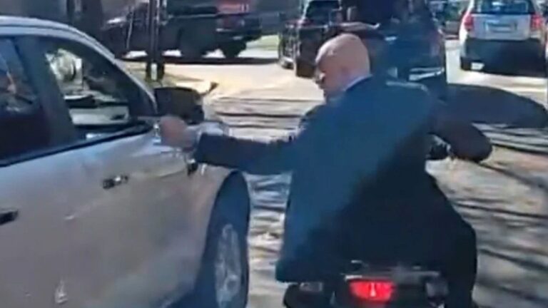 La millonaria multa que podría enfrentar José Luis Espert por escapar en moto sin ponerse casco