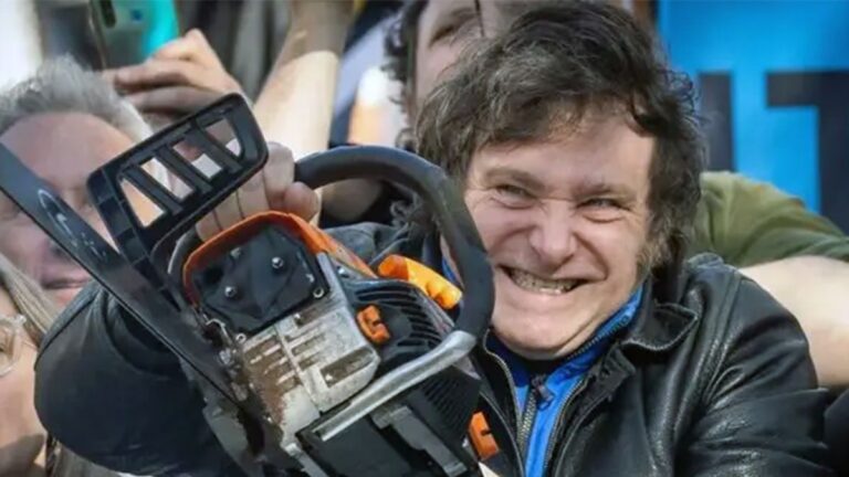 Motosierra sin fin: a cuántos empleados públicos despidió Javier Milei en 20 meses