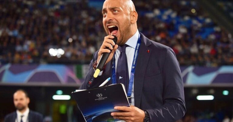 A pedido del público, el Napoli debió recontratar a su tradicional voz del estadio