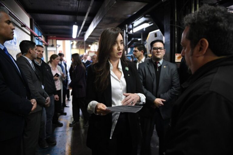 Villarruel visitó Fate, en crisis por la apertura de importaciones: «Apoyo a la industria nacional»