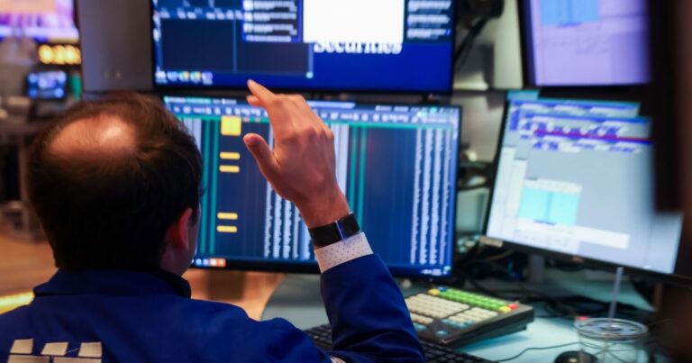 Expectativa por la reunión de hoy entre Milei y Trump: el dólar vuelve al nivel anterior a las elecciones y suben bonos y acciones argentinas