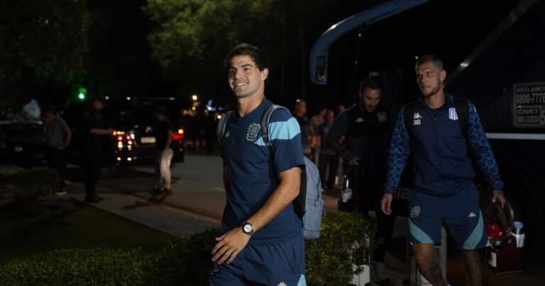 El plantel de Racing llegó a Santiago del Estero y fue recibido por su gente