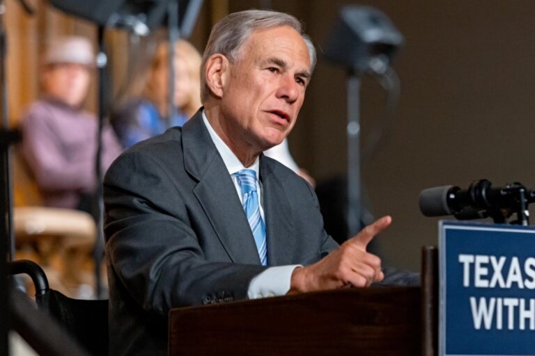 El movimiento de Greg Abbott para blindar la frontera entre Texas y México antes de Navidad de 2025