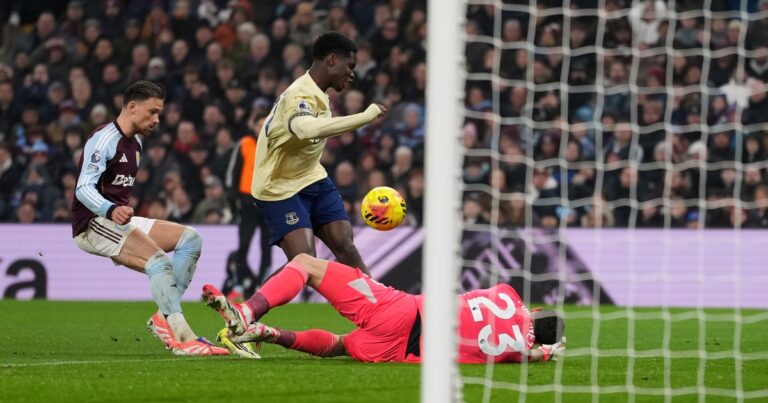 Con el Dibu y Buendía, el Aston Villa cayó ante el Everton por la Premier League