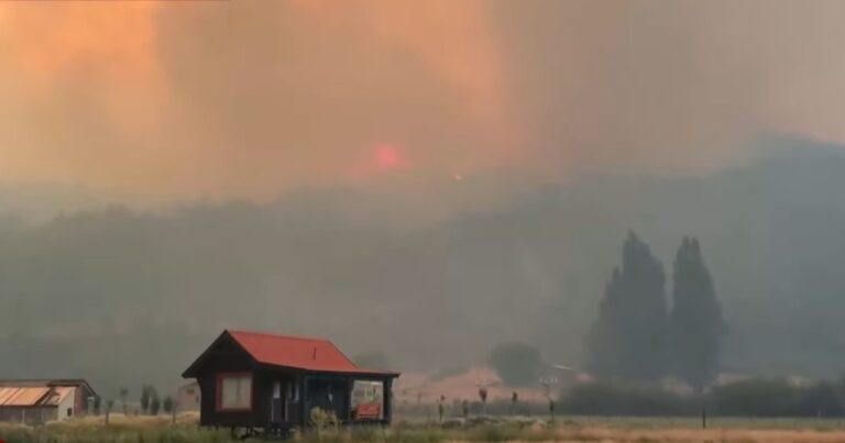 Continúan los focos de incendio en Chubut y esperan que la lluvia traiga alivio a la provincia