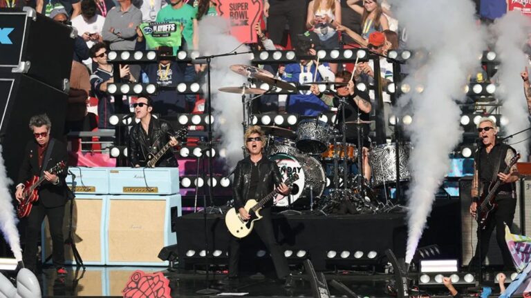 Green Day abrió la ceremonia inaugural del Super Bowl 2026 en California con vibrante show