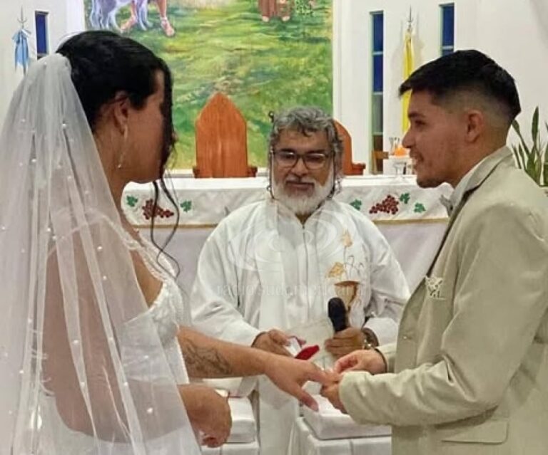 Controversia en Corrientes: una pareja trans se casó en una Iglesia y el Arzobispado lo declarará nulo