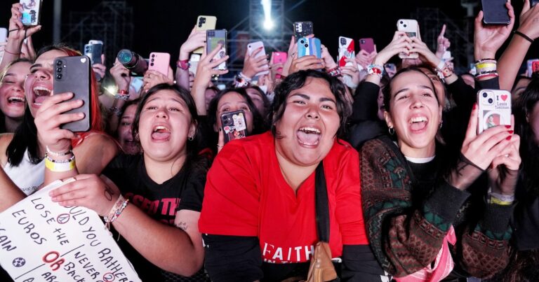 Mucho antes de la Beatlemanía, miles de adolescentes gritaban y se desmayaban por Frank Sinatra: las crónicas hablaban de teatros empapados de orina