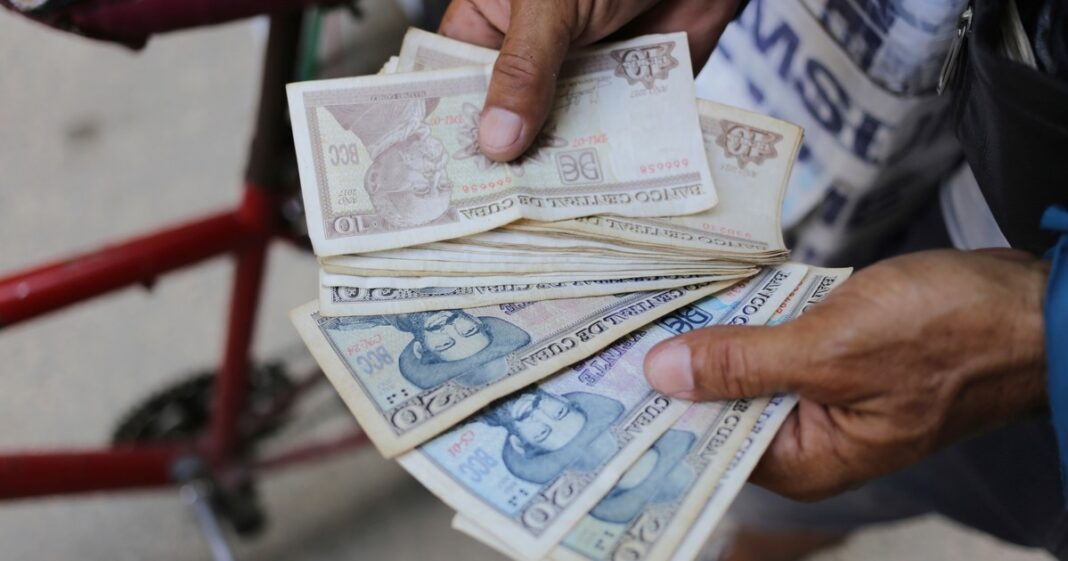 Ilustración de los nuevos billetes cubanos de 2.000 y 5.000 pesos con figuras femeninas históricas.