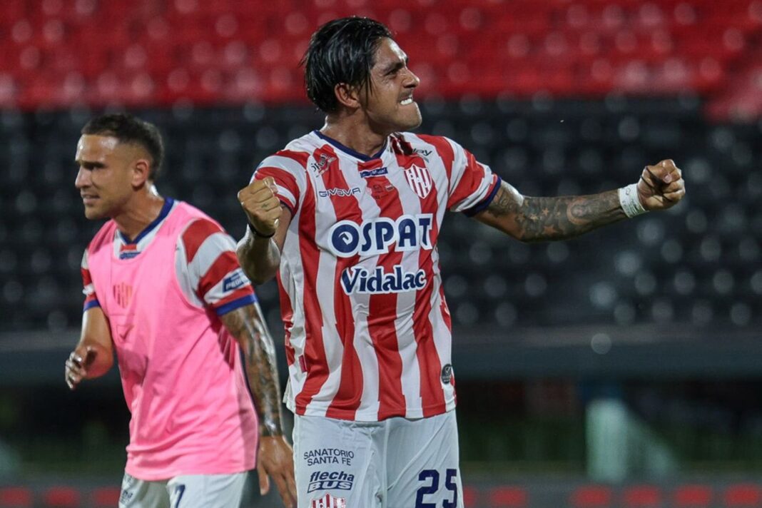 Jugadores de Unión de Santa Fe celebran un gol durante el partido contra Agropecuario en el estadio Marcelo Bielsa.