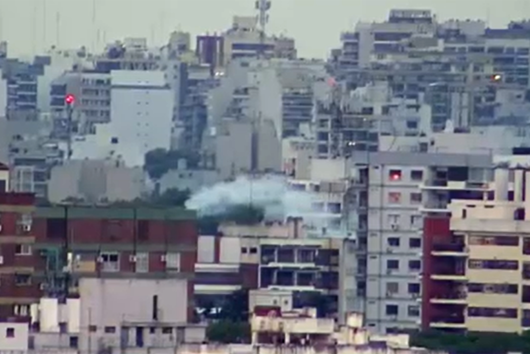 Edificio en el barrio de Núñez con presencia de bomberos y vehículos de emergencia tras el incendio.